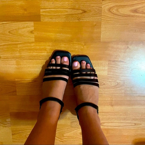 Size 8 Black Strappy Square Open Toe Low Heeled Sandal - Picture 8 of 9